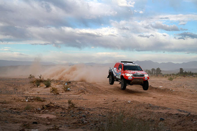 TUSSENSTAND Dakar 2015: Nederlanders sterk bij auto's, trucks verliezen terrein